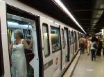 Ein neuer Metrozug verlsst den Metrobahnhof 'Sagrada Familia' am 01.06.2007